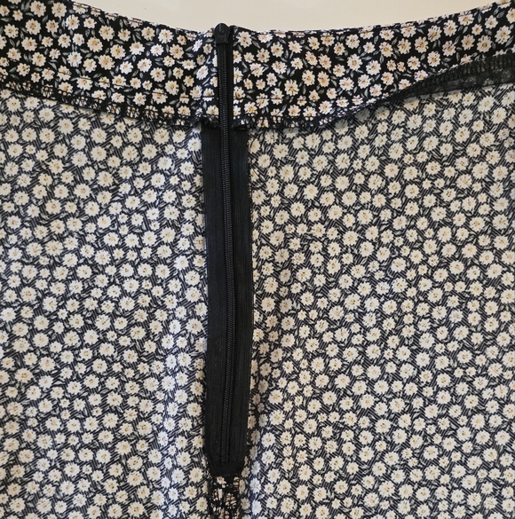 Chic Black and White Floral A-Line Skirt Size S - Picture 4 of 11
